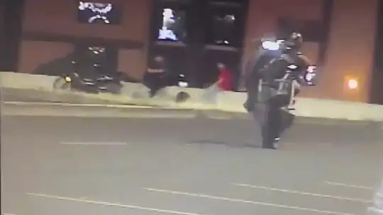 Akrobasi hareketleri yapan motosikletliler sivil trafik ekiplerine takıldı