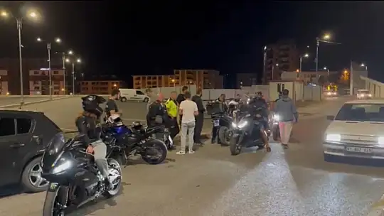Akrobasi hareketleri yapan motosikletliler sivil trafik ekiplerine takıldı