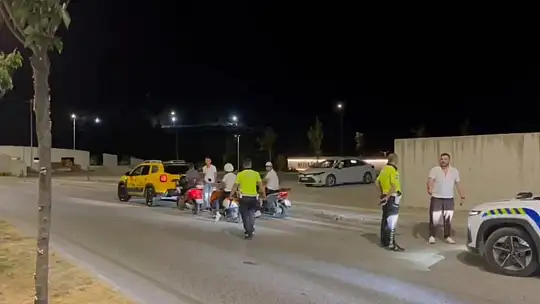 Akrobasi hareketleri yapan motosikletliler sivil trafik ekiplerine takıldı