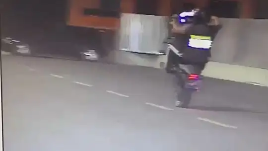 Akrobasi hareketleri yapan motosikletliler sivil trafik ekiplerine takıldı