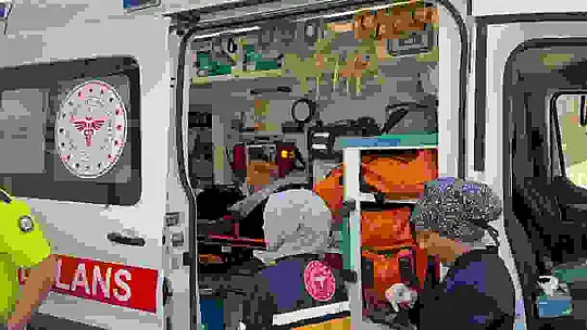 Aküsü biten aracı iterken canından oluyordu
