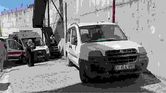 Aküsü biten aracı iterken canından oluyordu