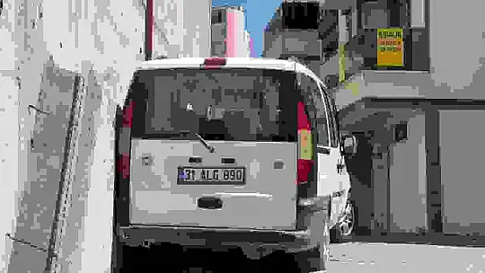 Aküsü biten aracı iterken canından oluyordu