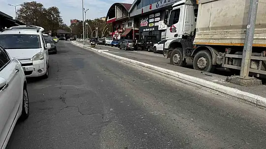 Alaplı'da ağır tonajlı kamyonlar yollarda çatlak oluşturdu