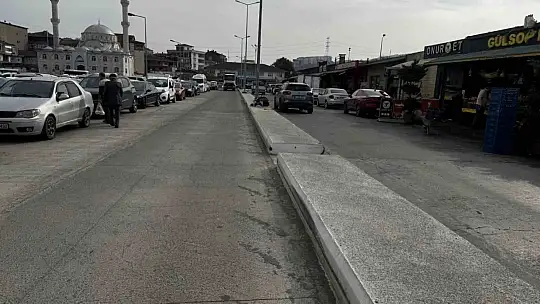 Alaplı'da ağır tonajlı kamyonlar yollarda çatlak oluşturdu