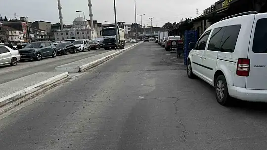 Alaplı'da ağır tonajlı kamyonlar yollarda çatlak oluşturdu