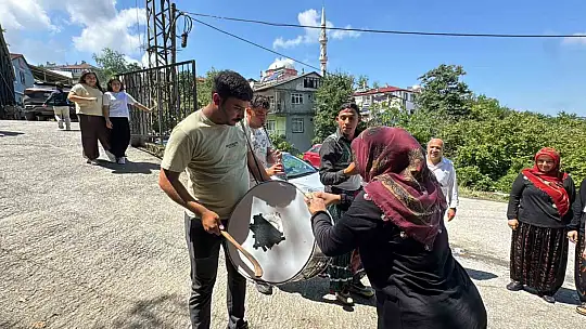 Asırlık düğün geleneği: Kadınlar davul zurna eşliğinde karşılanıyor