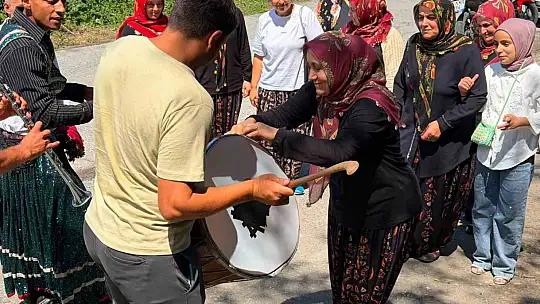 Asırlık düğün geleneği: Kadınlar davul zurna eşliğinde karşılanıyor