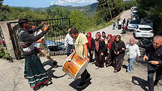 Asırlık düğün geleneği: Kadınlar davul zurna eşliğinde karşılanıyor