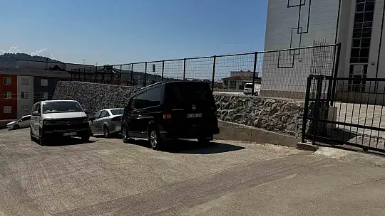 Alaplı'da öğrenciler okul yolunun tamamlanmasını bekliyor