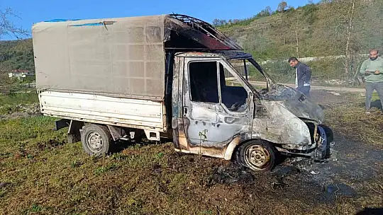 Alaplı'da seyir halindeki kamyonet yandı