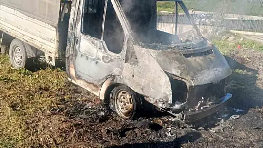 Alaplı'da seyir halindeki kamyonet yandı