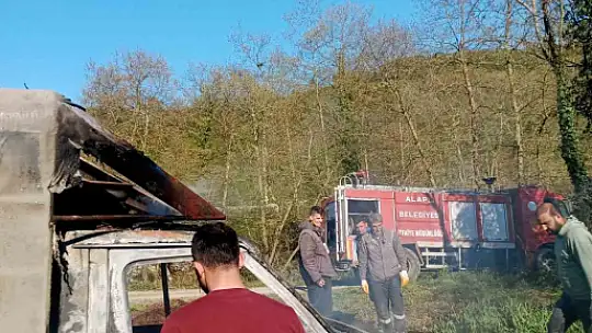 Alaplı'da seyir halindeki kamyonet yandı