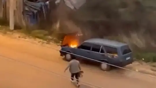 Alev alev yanan aracını kovayla su döküp söndürdü