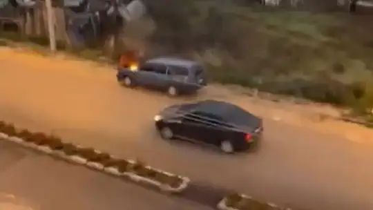 Alev alev yanan aracını kovayla su döküp söndürdü