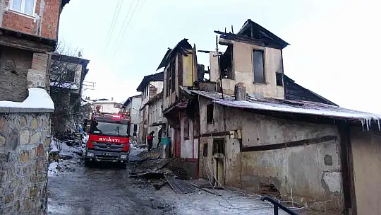 Alev alev yanan konaktan geriye duvarları kaldı