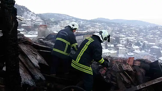 Alev alev yanan konaktan geriye duvarları kaldı