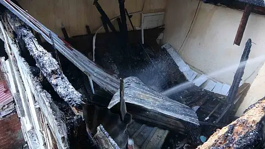 Alev alev yanan konaktan geriye duvarları kaldı