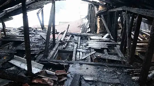 Alev alev yanan konaktan geriye duvarları kaldı