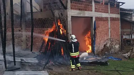 Alev alev yanan samanlık kullanılamaz hale geldi