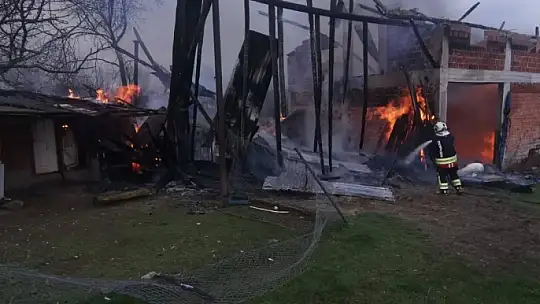 Alev alev yanan samanlık kullanılamaz hale geldi