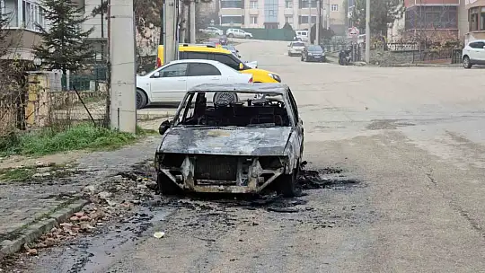 Alev topuna dönen otomobilden geriye demir yığını kaldı