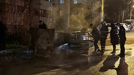 Alev topuna dönen otomobilden geriye demir yığını kaldı