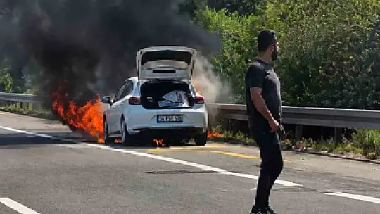 Alev topunan dönen otomobil kullanılamaz hale geldi