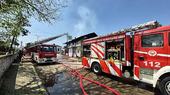 Alevler 2 katlı binayı kül etti