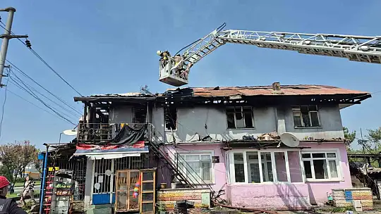 Alevler 2 katlı binayı kül etti