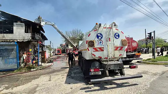 Alevler 2 katlı binayı kül etti