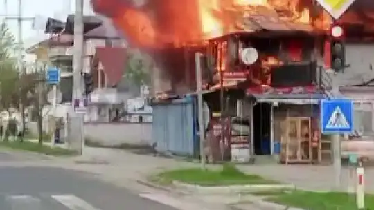 Alevler 2 katlı binayı kül etti