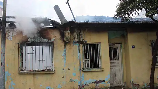 Alevler evi sardı, mahallede panik yaşandı