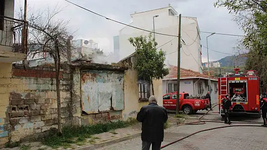 Alevler evi sardı, mahallede panik yaşandı