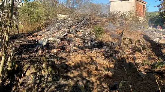 Alevlere teslim olan ahşap ev küle döndü