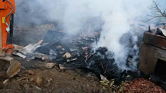Alevlere teslim olan ahşap ev küle döndü