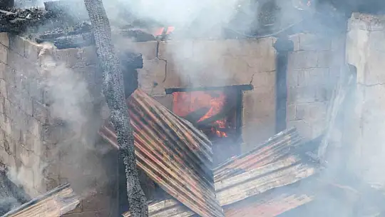 Alevlere teslim olan ahşap ev küle döndü