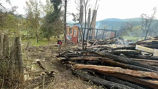Alevlere teslim olan ahşap ev küle döndü