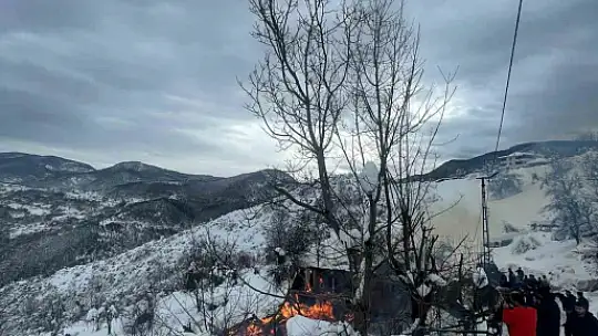 Alevlere teslim olan ahşap ev tamamen yandı
