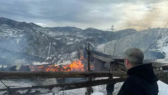 Alevlere teslim olan ahşap ev tamamen yandı