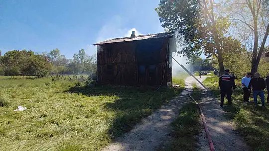 Alevlere teslim olan ahşap eve müdahale için ceviz ağacı kesildi