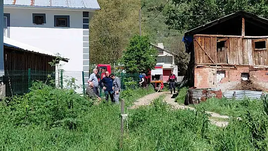 Alevlere teslim olan ahşap eve müdahale için ceviz ağacı kesildi