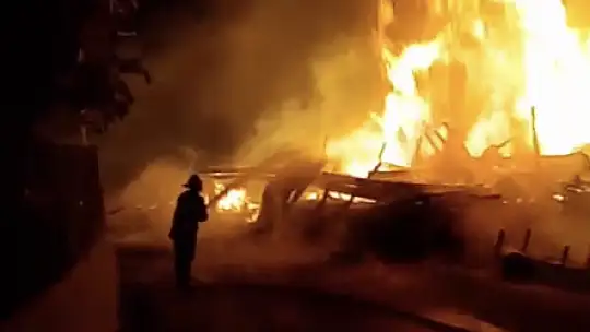 Alevlere teslim olan ev küle döndü