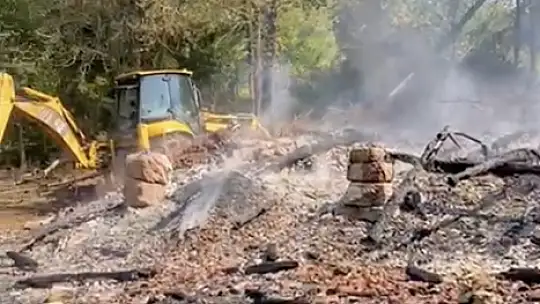 Alevlere teslim olan ev küle döndü, iki kardeş yaralı kurtuldu