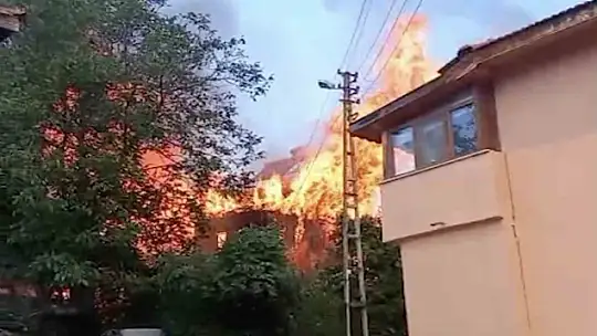 Alevlere teslim olan ev küle döndü