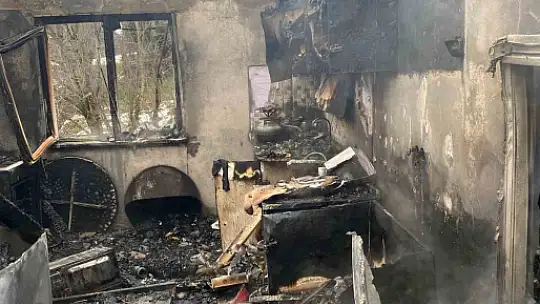 Alevlere teslim olan ev kullanılmaz hale geldi