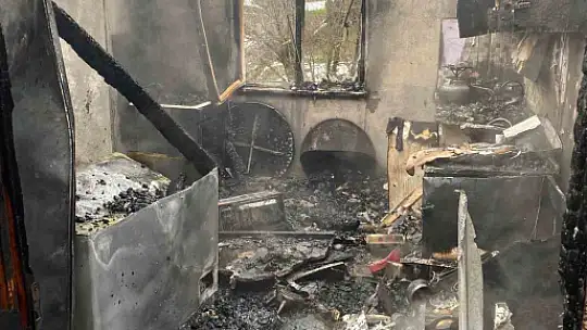 Alevlere teslim olan ev kullanılmaz hale geldi