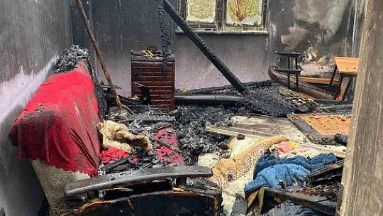 Alevlere teslim olan ev kullanılmaz hale geldi