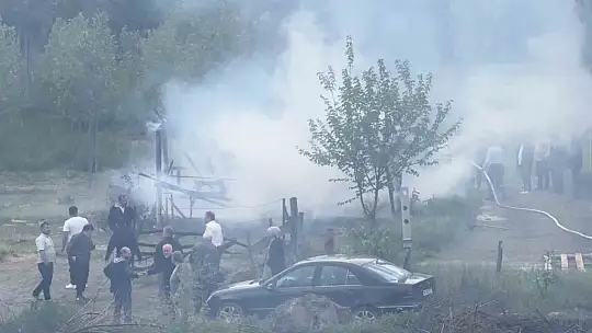 Alevlere teslim olan ev kullanılmaz hale geldi