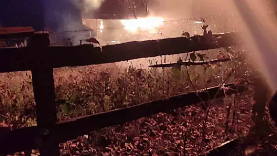 Alevlerin sardığı ahşap ev tamamen yandı: 2 yaralı